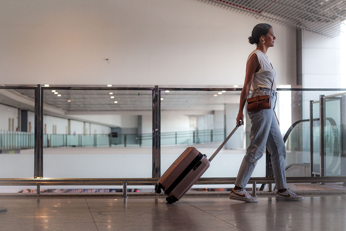mulher andando no aeroporto