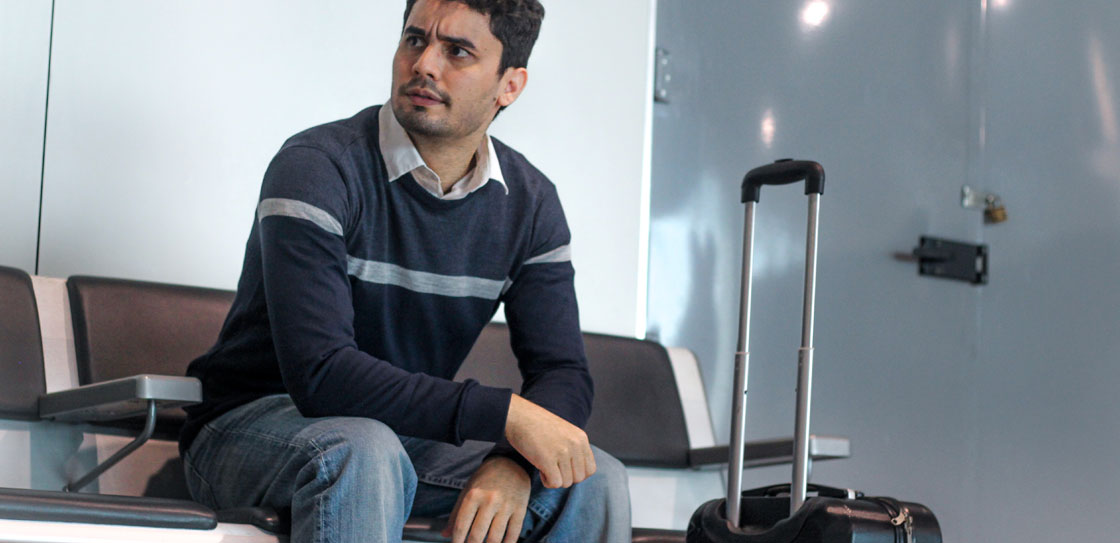 voo-cancelado homem preocupado no aeroporto com voo cancelado