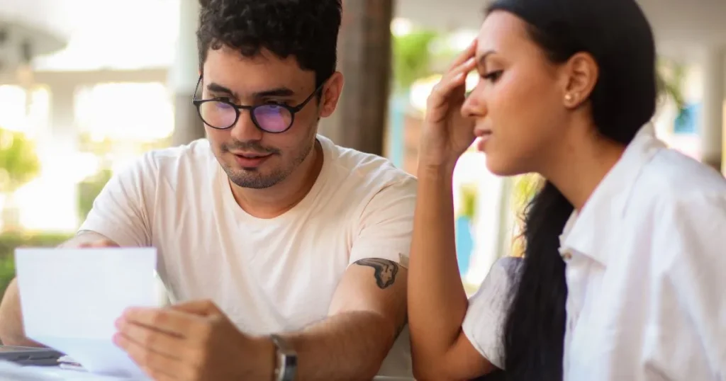 duas pessoas pesquisando se o nome está no Boa Vista SCPC